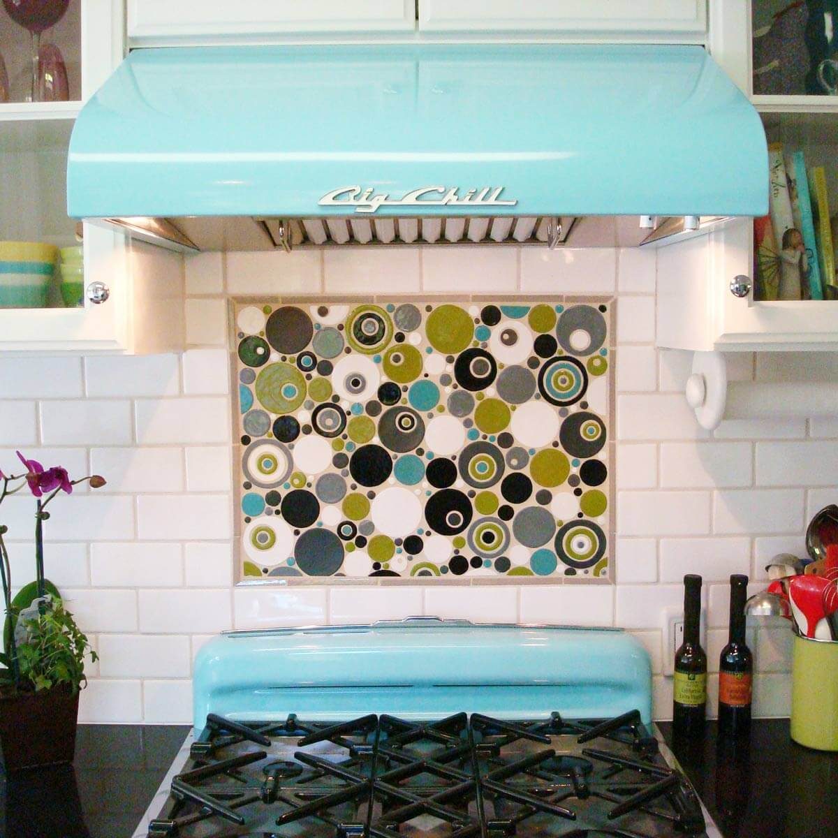 Kitchen with basic subway tile backsplash