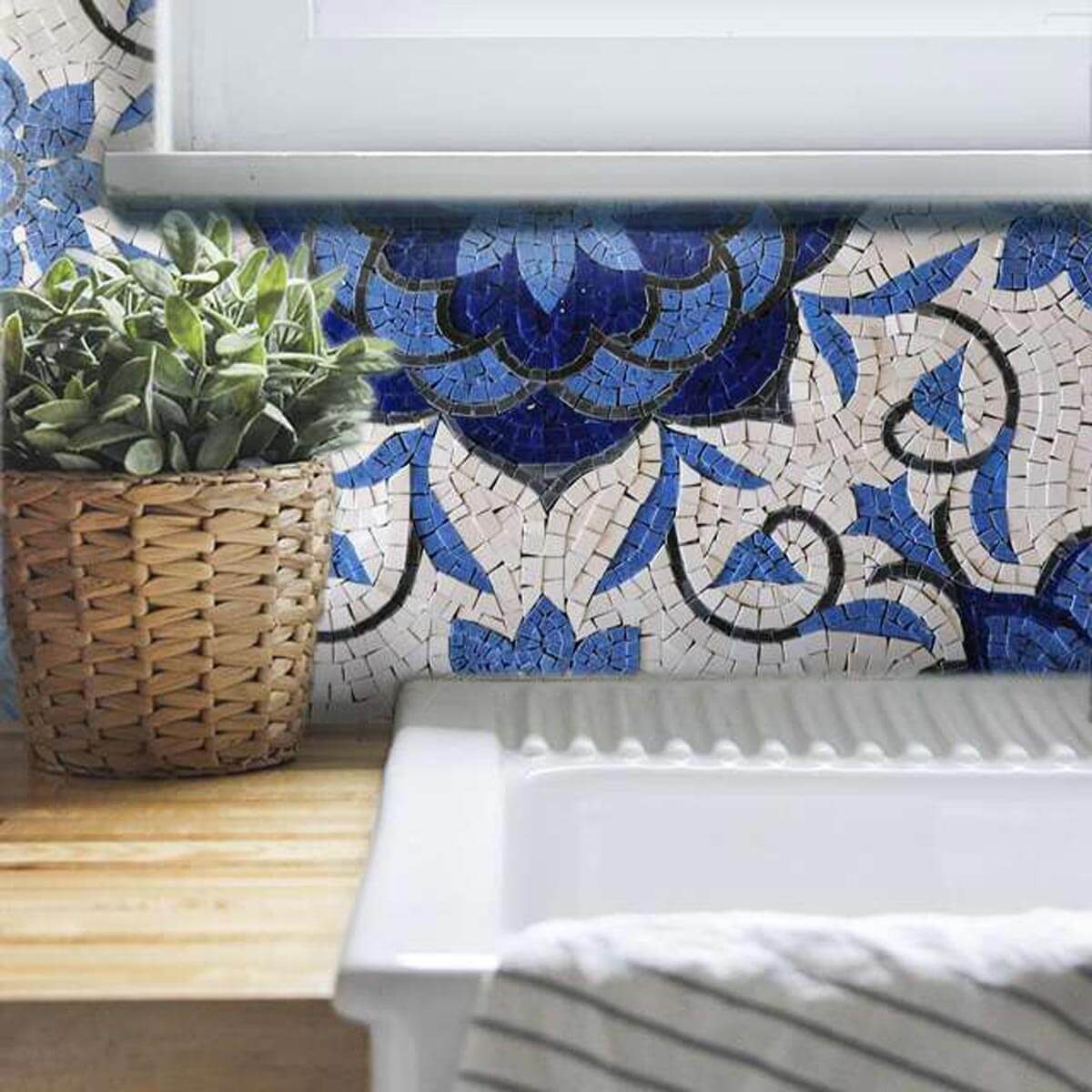 Fancy blue and white mosaic backsplash