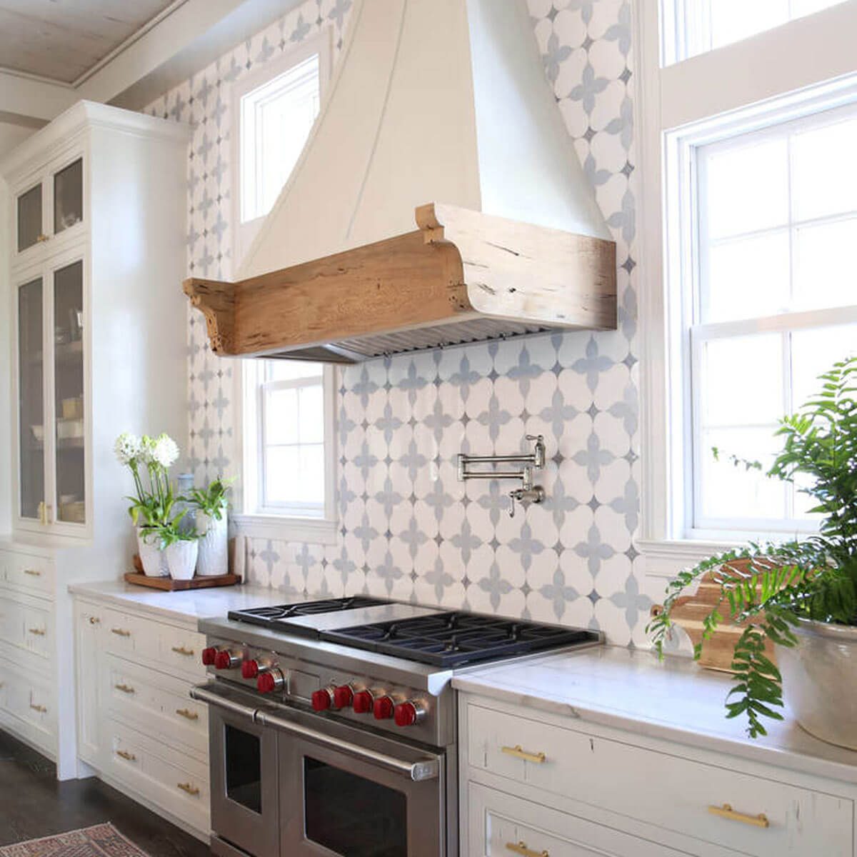 Kitchen featuring a victorian chic backsplash