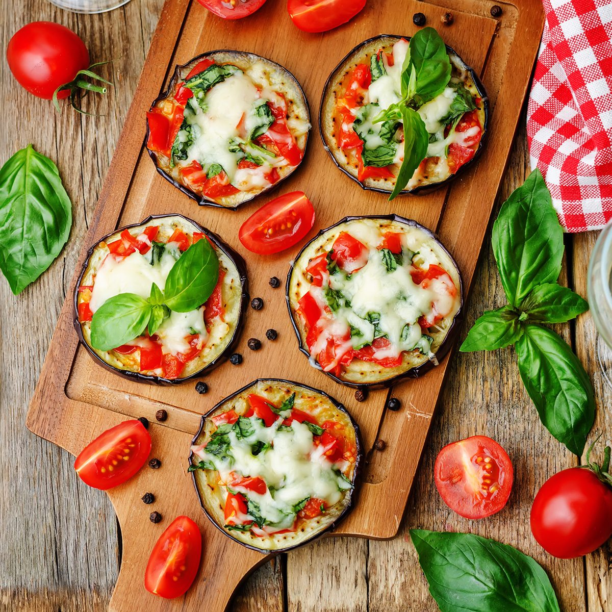 pizza eggplant with tomatoes and Basil. the toning.