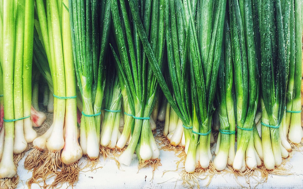 Chives vs Scallions vs Green Onions: What’s the Difference?