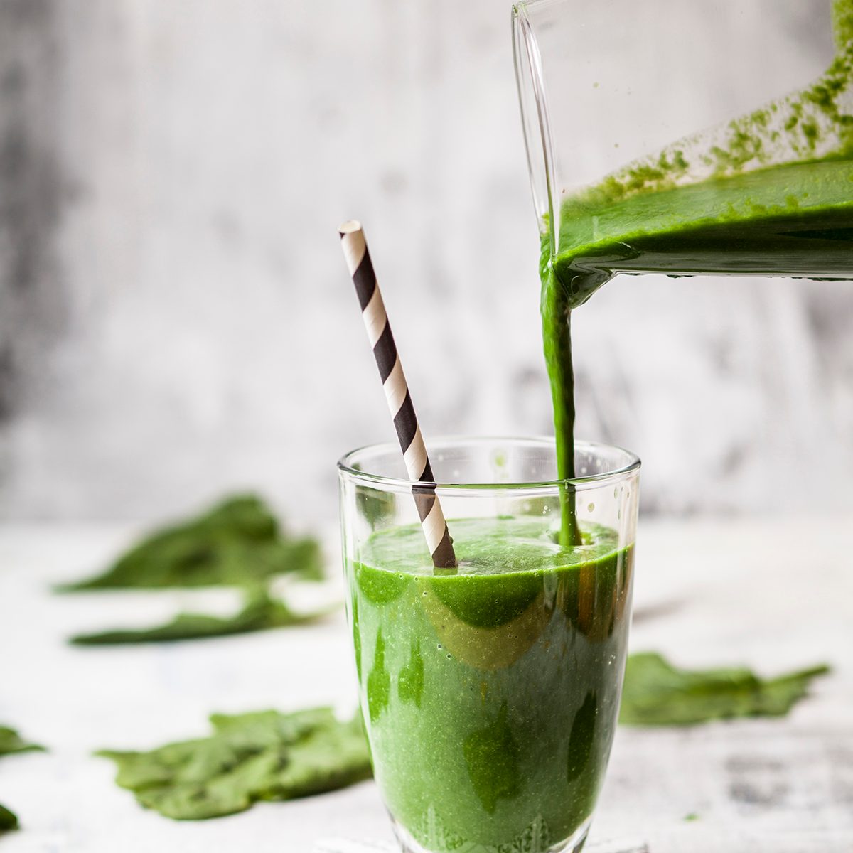 Zuckerfreier, veganer Detox-Smoothie mit Spinat, Mandelmilch und Banane