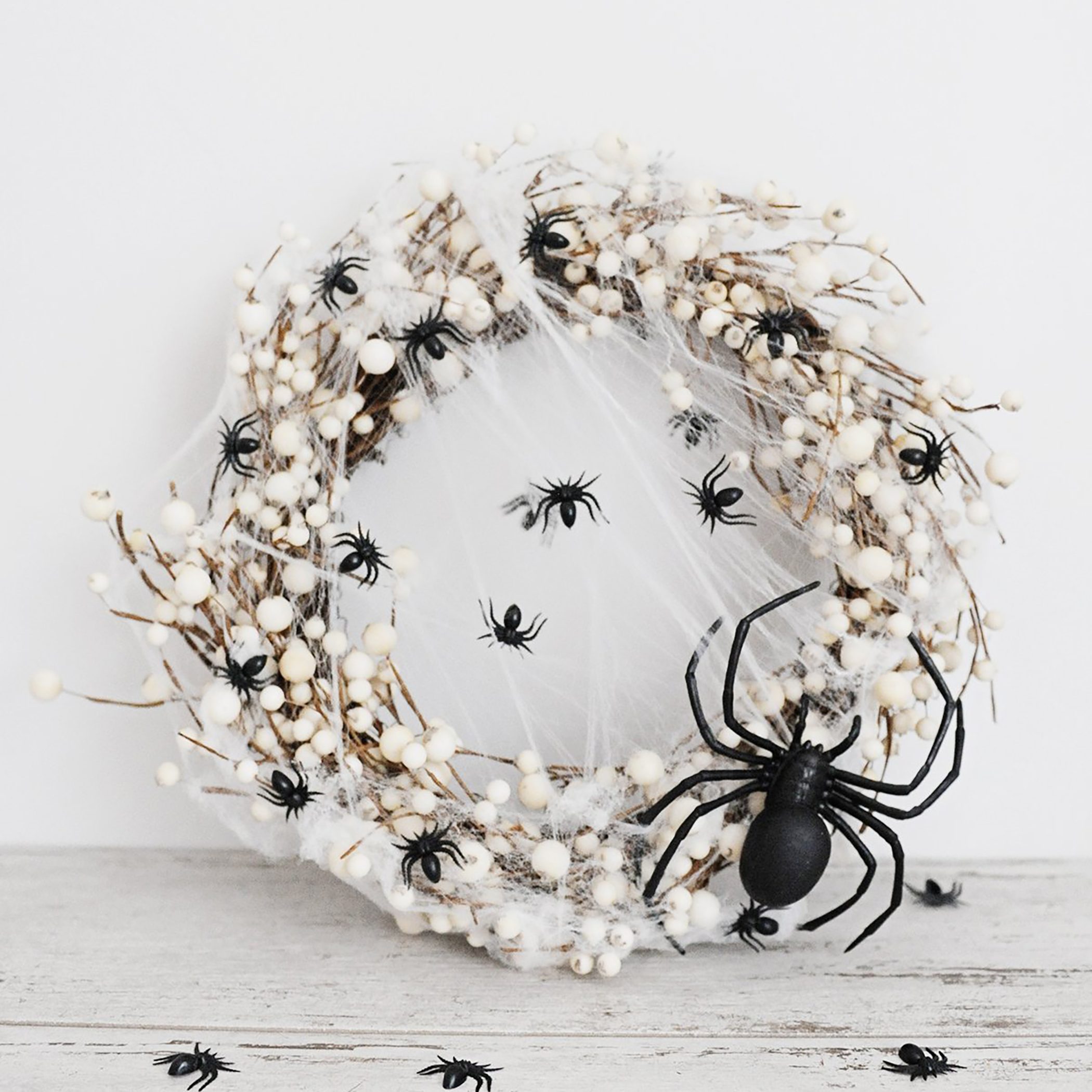 EASY DIY SPIDER WREATH FOR HALLOWEEN