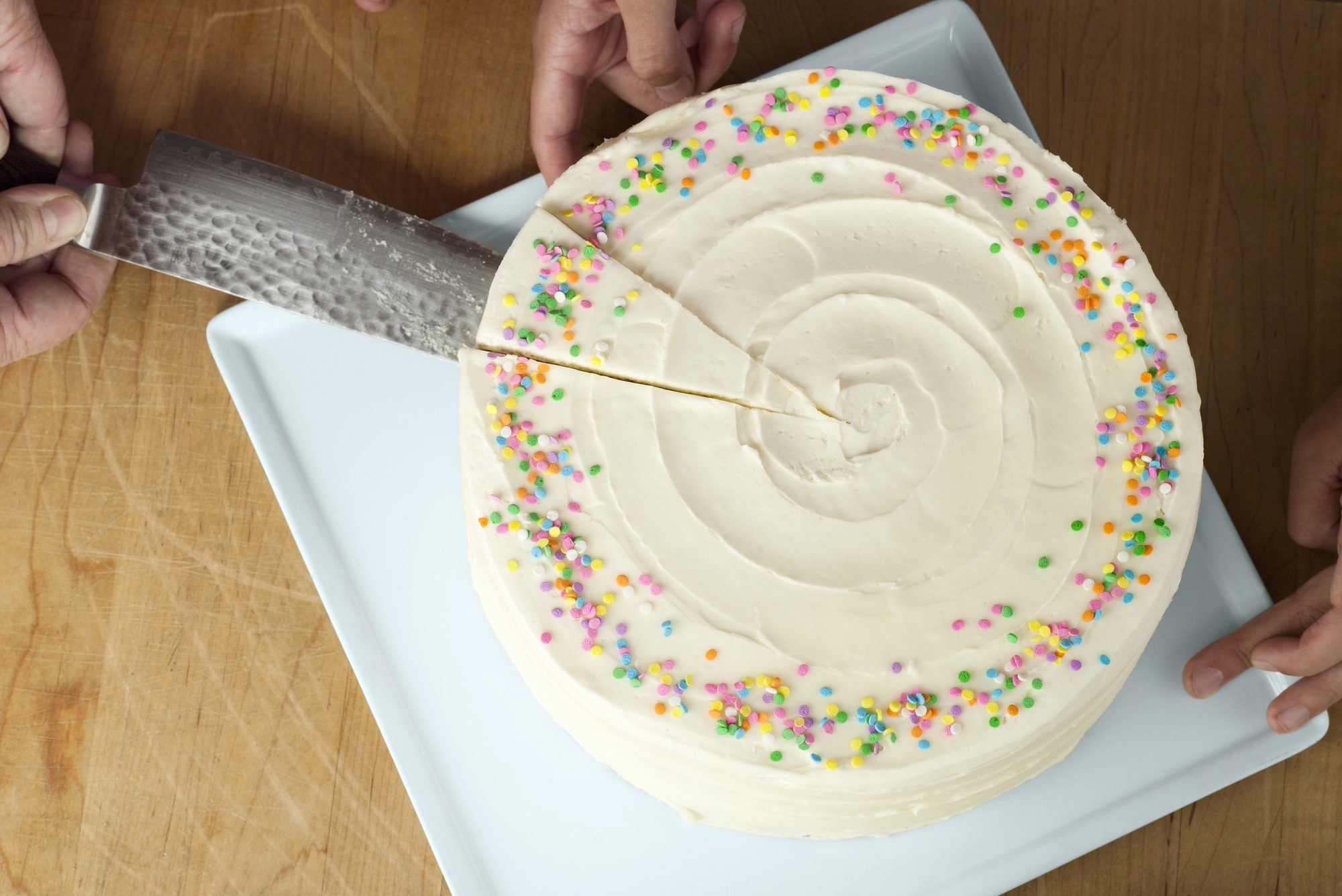 How to Cut a Round Cake 3 Ways