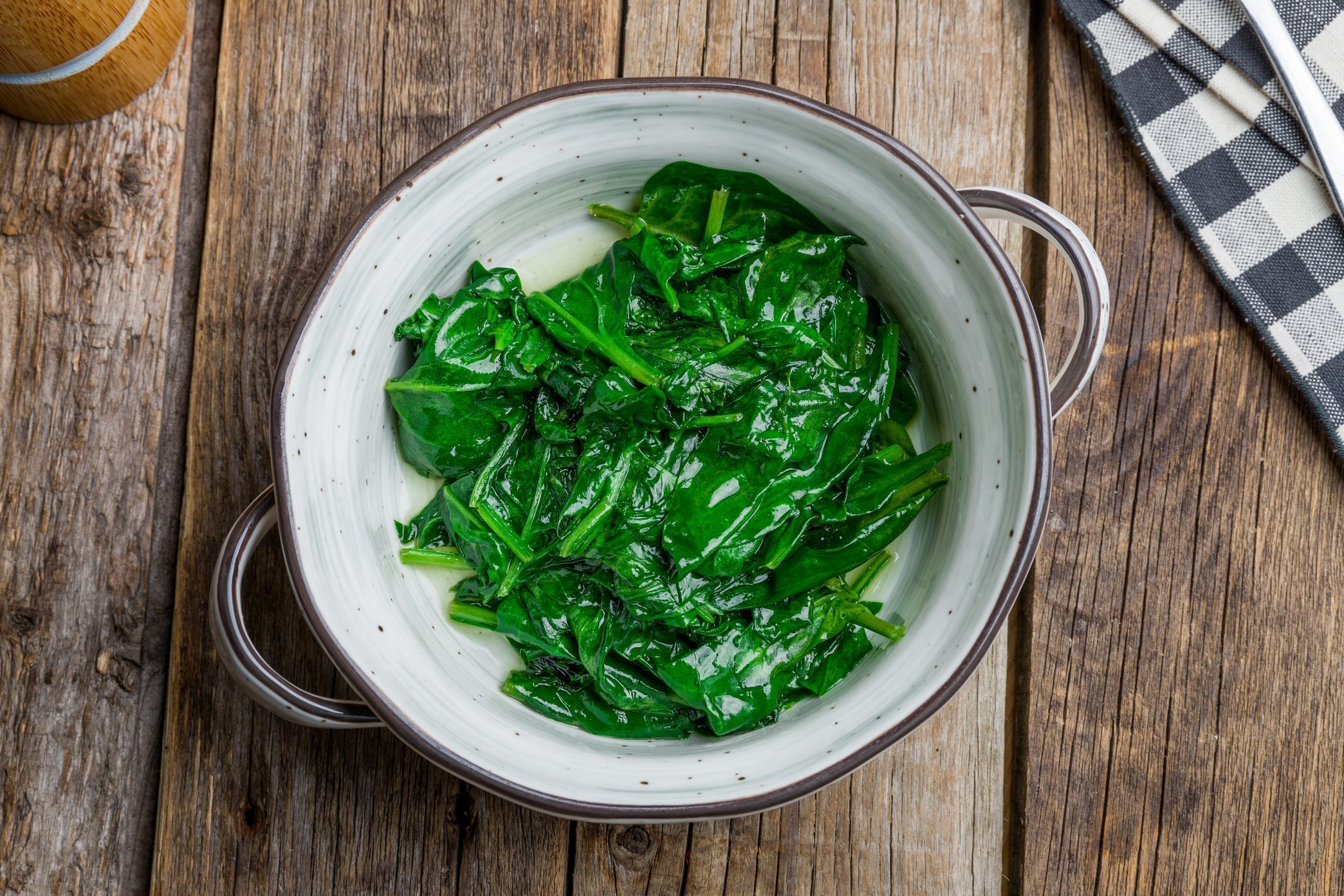 Garnish steamed spinach