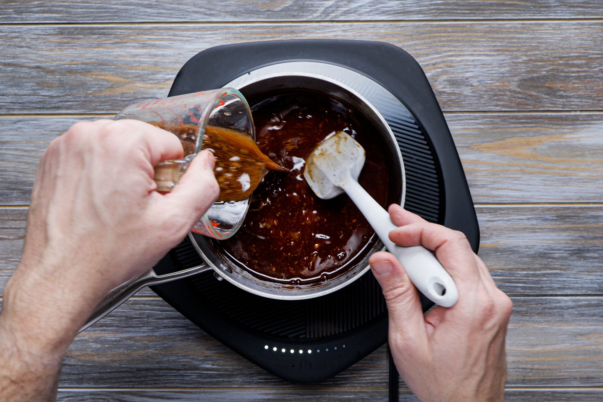 Add the reserved juices to the barbecue sauce