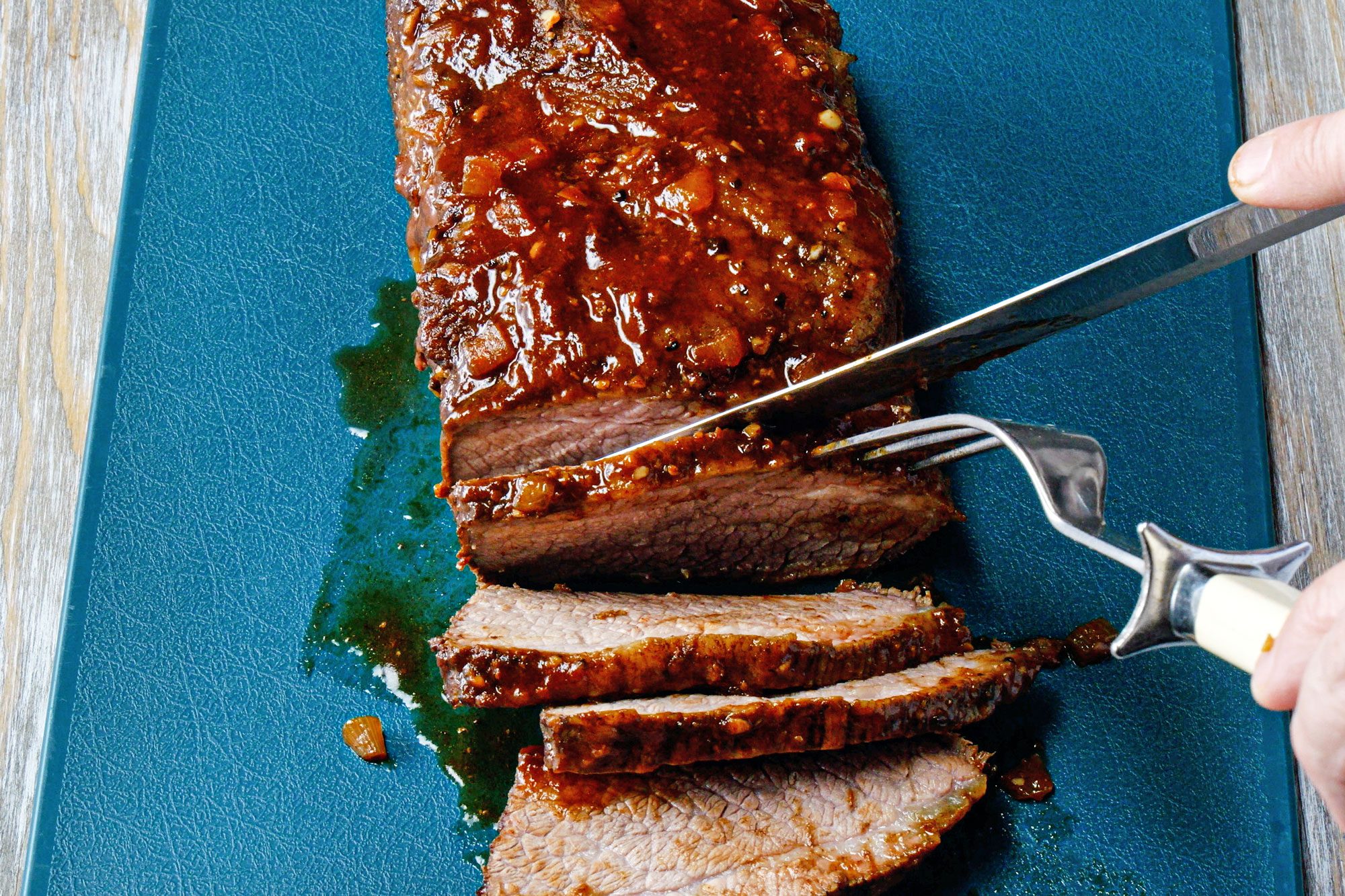 Cut the beef in thin slices across the grain