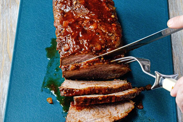 Cut the beef in thin slices across the grain