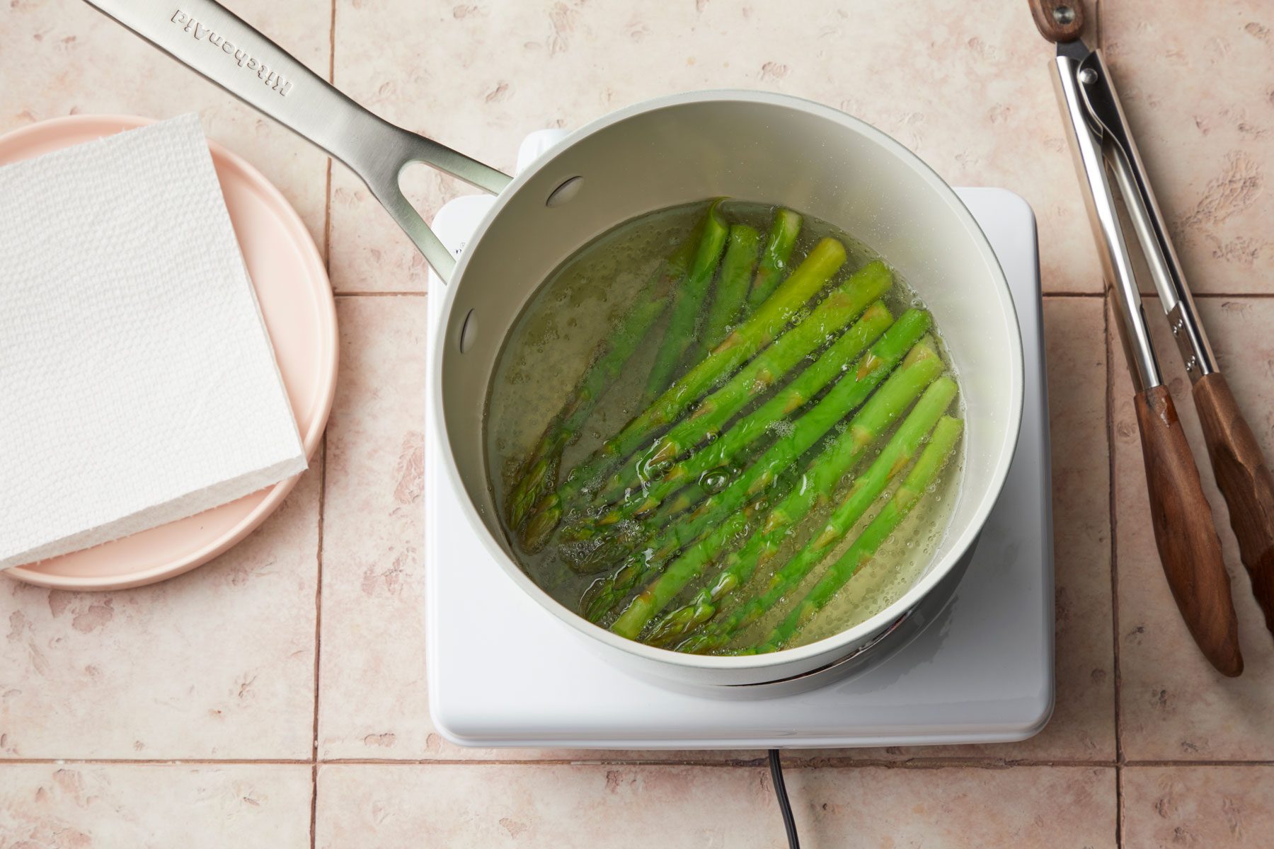 Boiling the asparagus in water in a large sauce pan