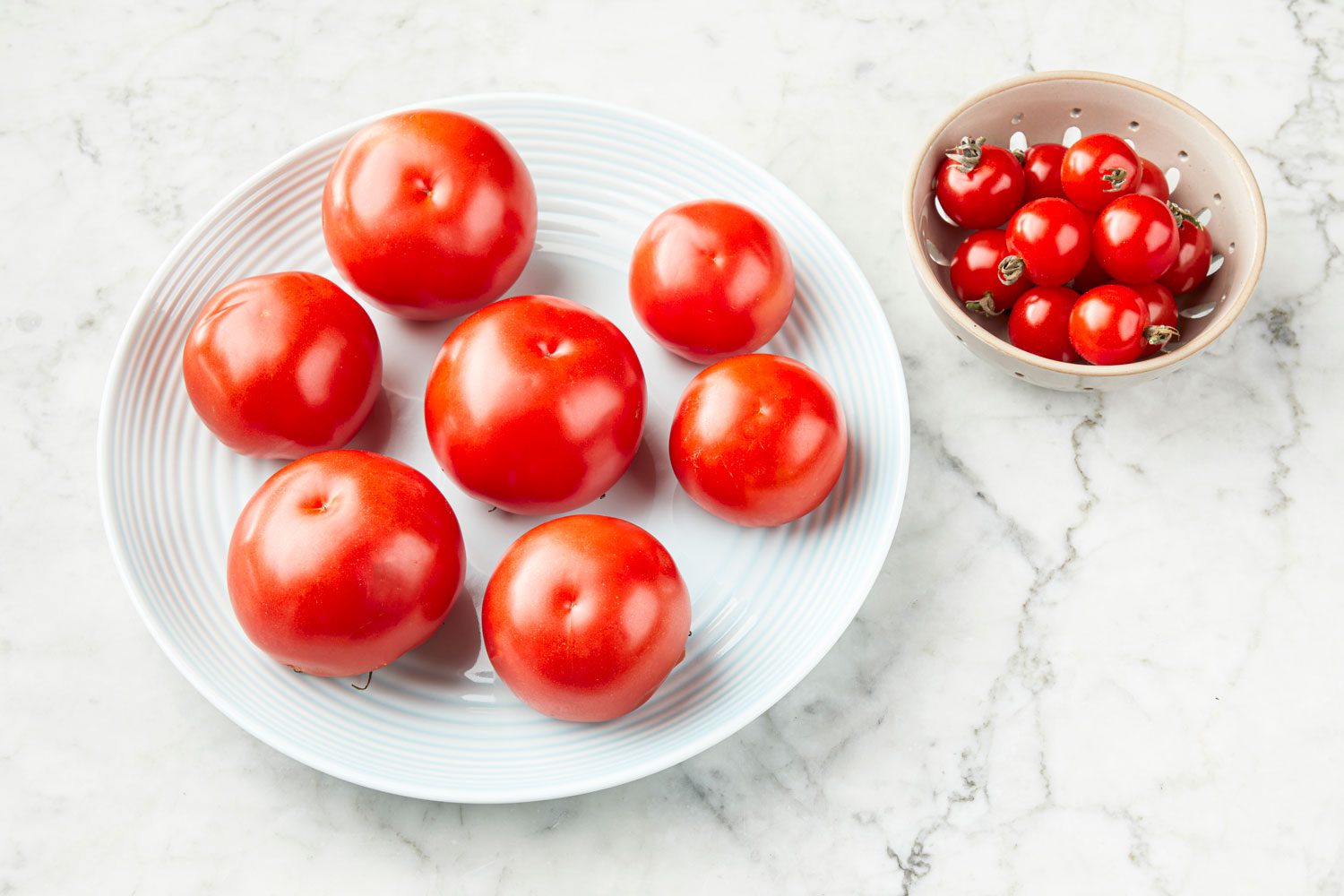 Whole tomatoes and cherry tomatoes demonstrating proper storage techniques