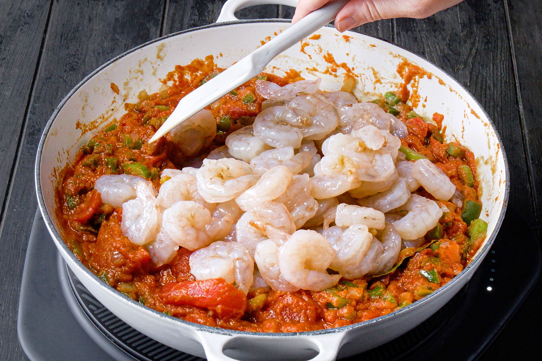 Adding shrimps in the sauce mixture