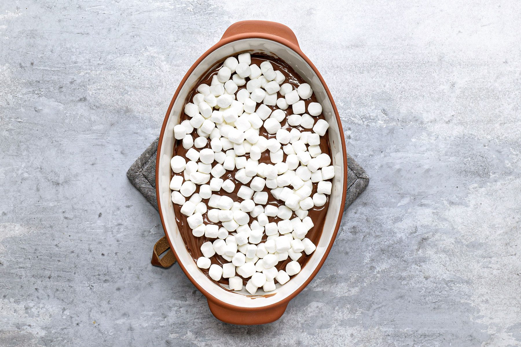 Topping melted chocolate with marshmellows