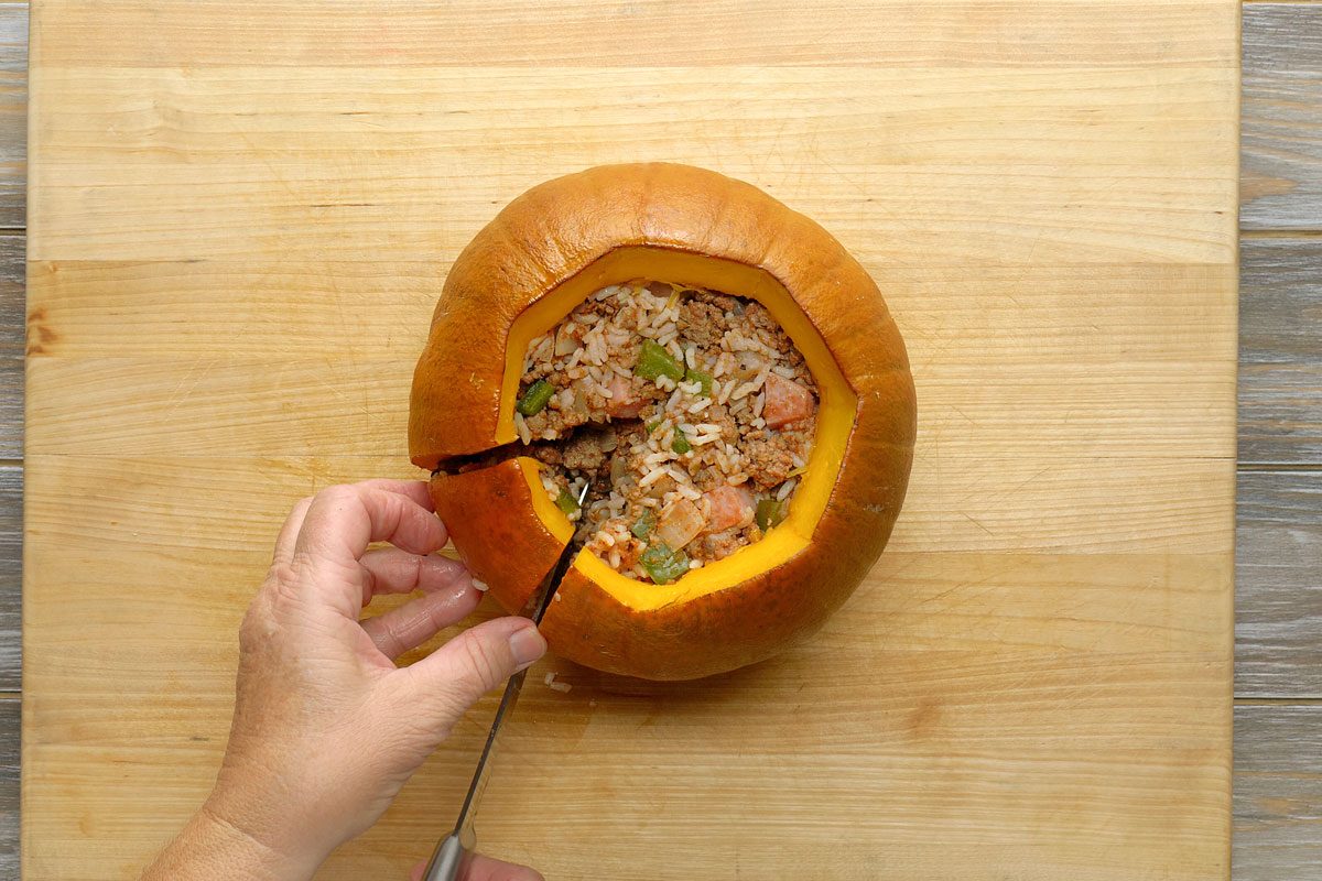 Cutting the pumpkin to serve