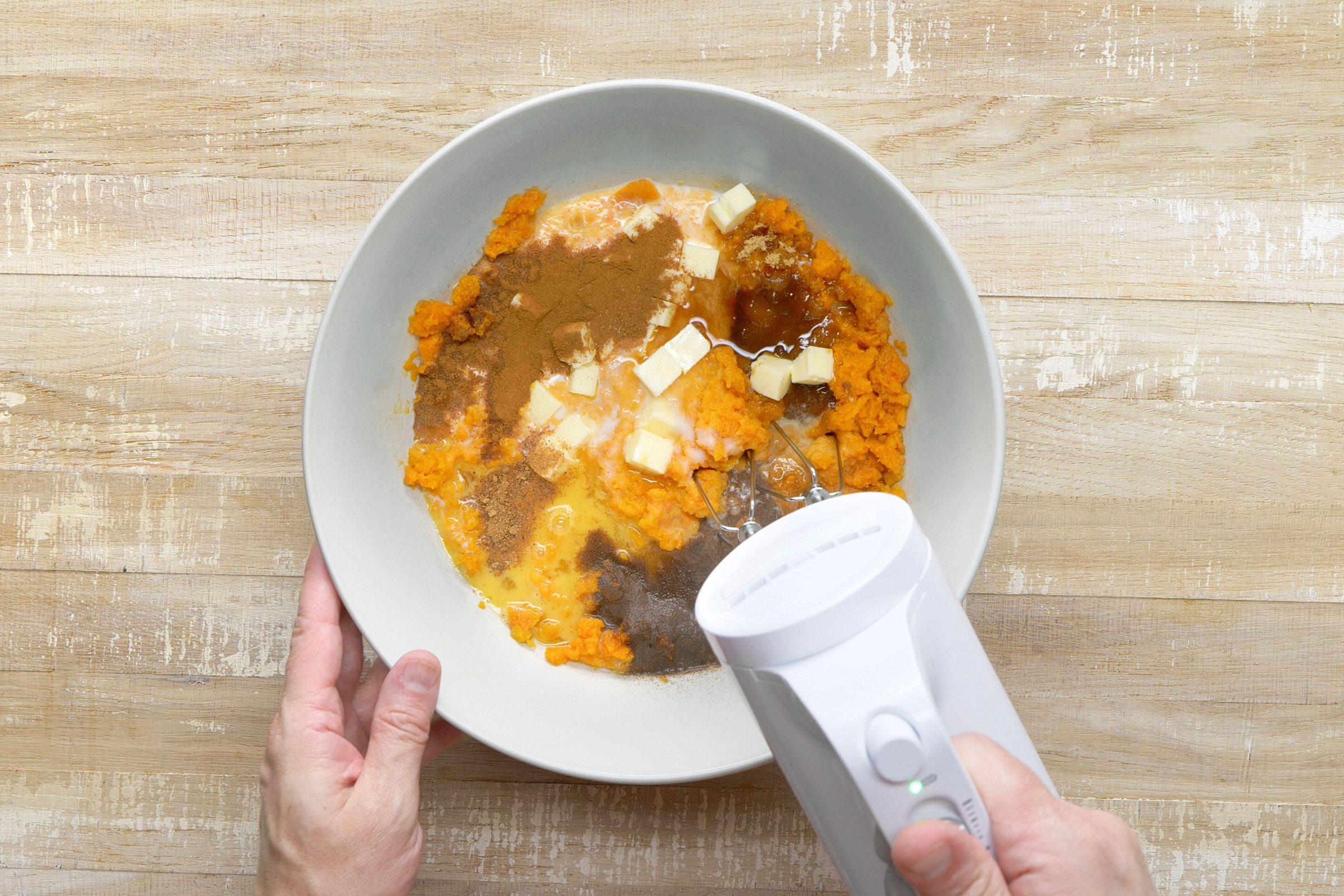 Mixing milk, brown sugar, butter, egg, cinnamon, vanilla, allspice, salt and nutmeg with mashed sweet potatoes