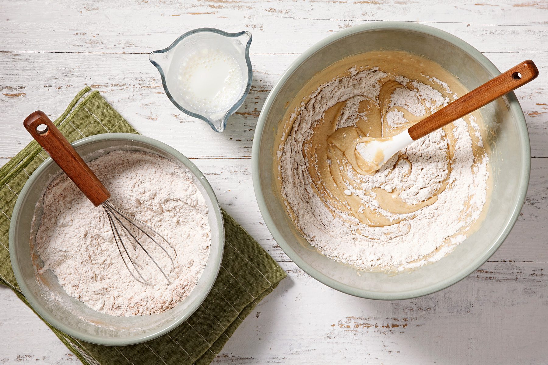 In a small bowl, stir together flour, baking powder, cinnamon and salt.