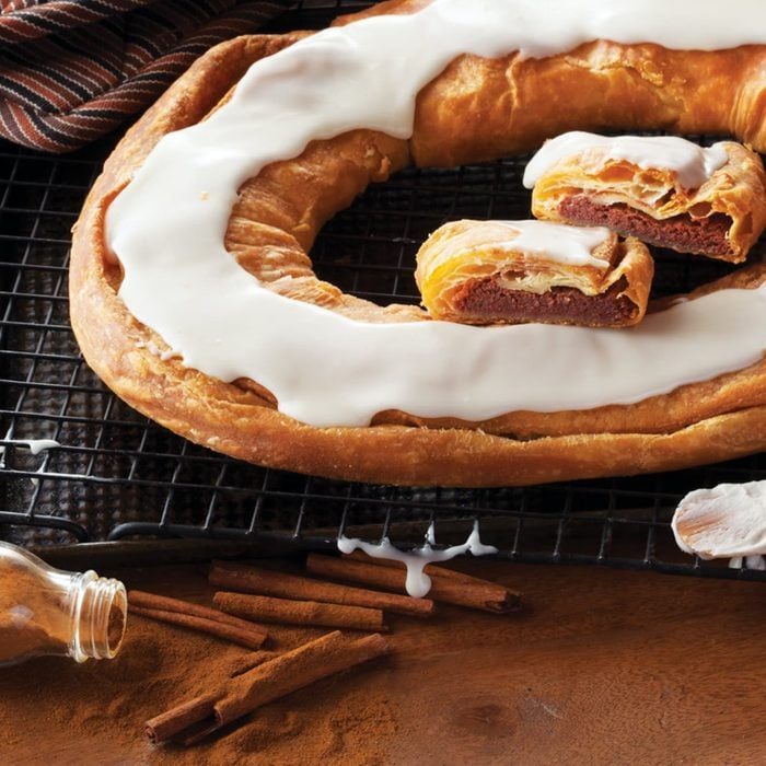 Cinnamon Roll Kringle Ecomm Via Goldbelly.com 
