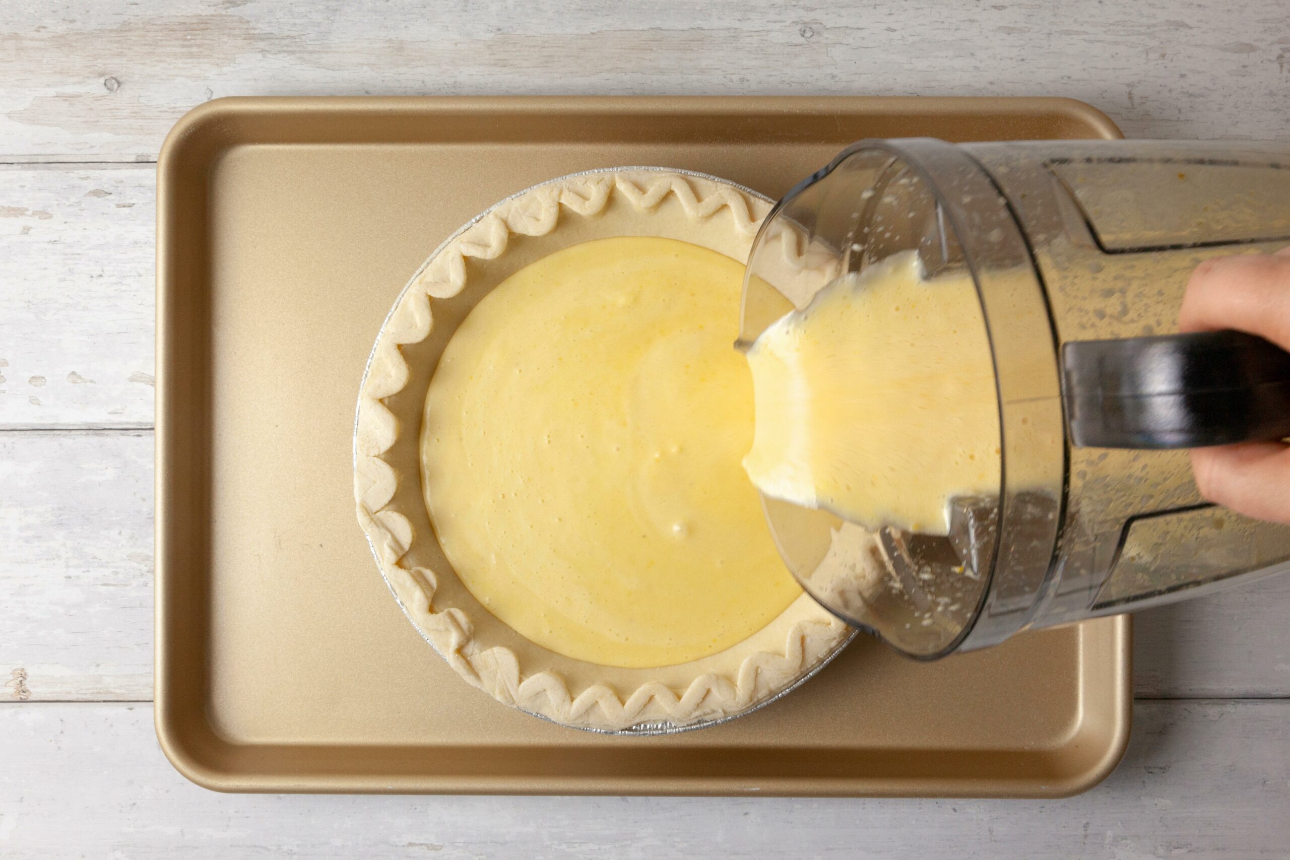 Filling are pouring in the crust, place on a baking sheet.