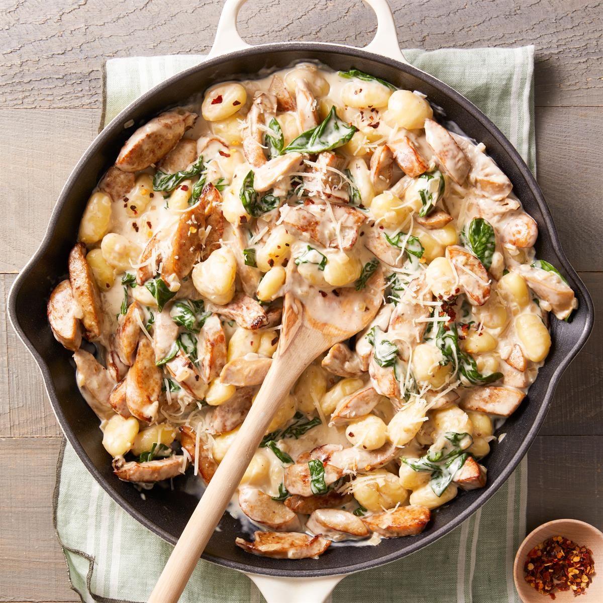 Gnocchi With Spinach And Chicken Sausage Exps Ft25 126406 Jr 0422 1