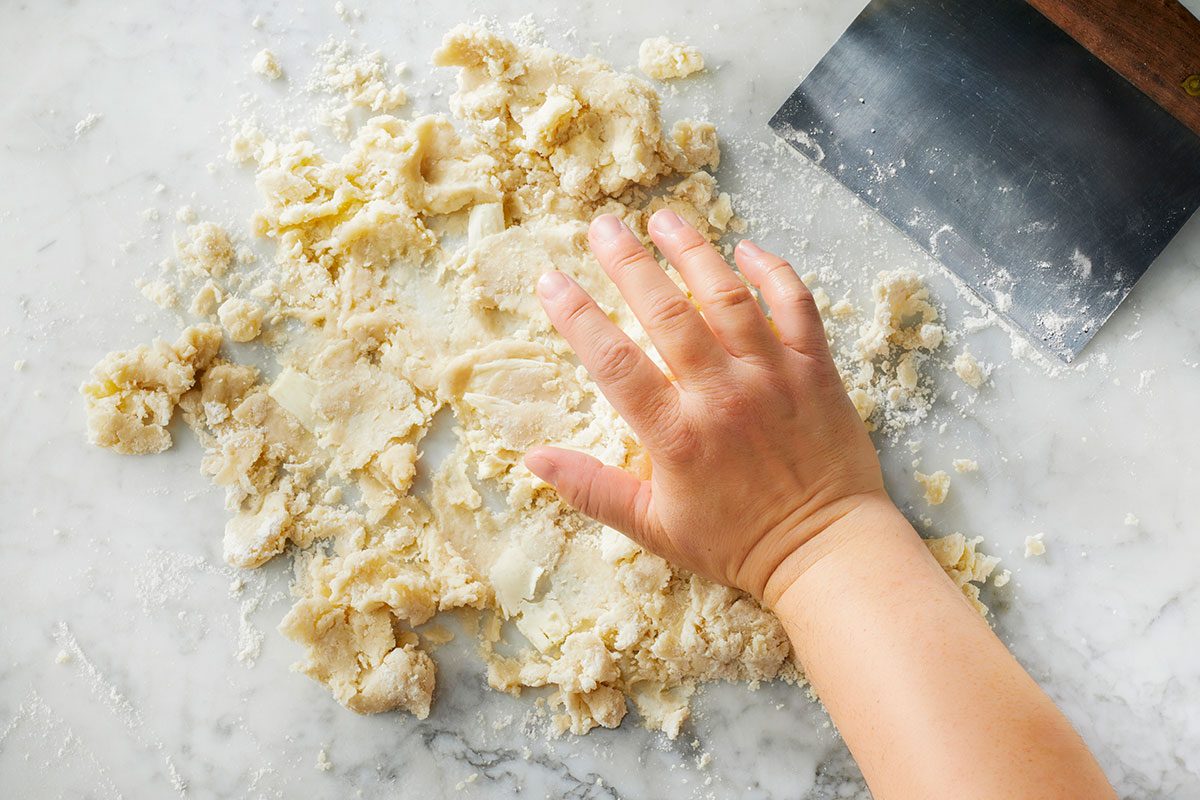 a hand prepared a dough by using fraseige tecnique