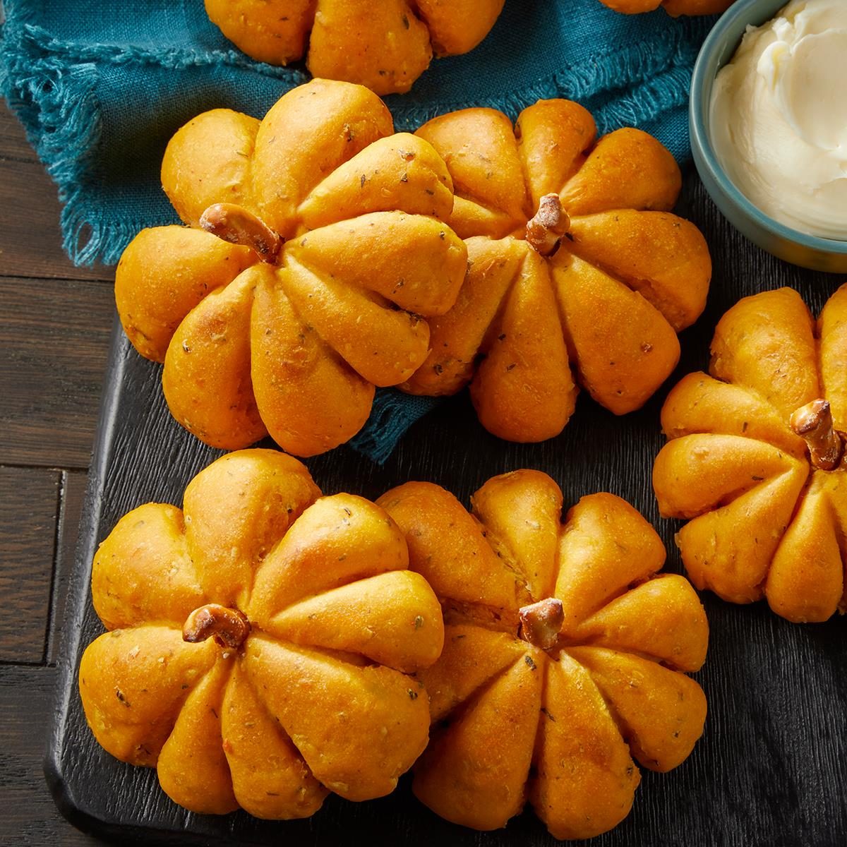 Pumpkin-Shaped Rolls